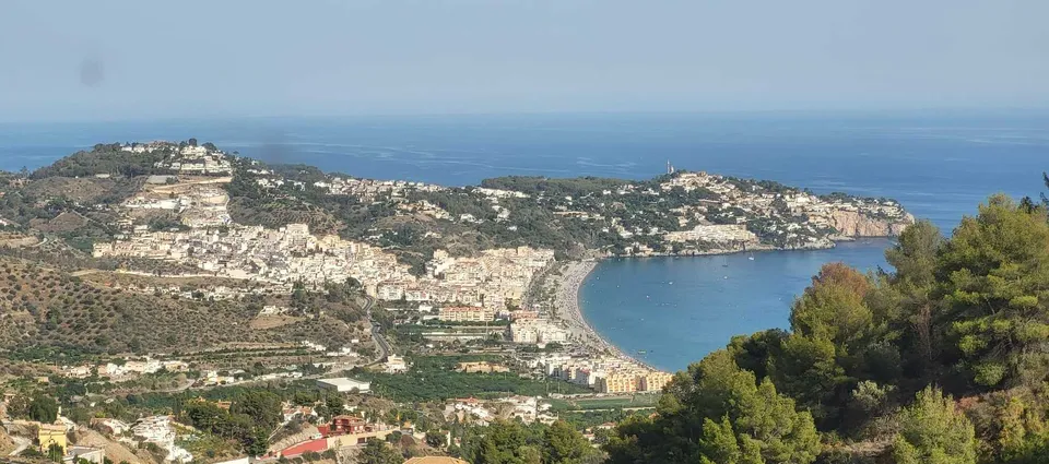 De baai van Almuñécar van bovenaf
