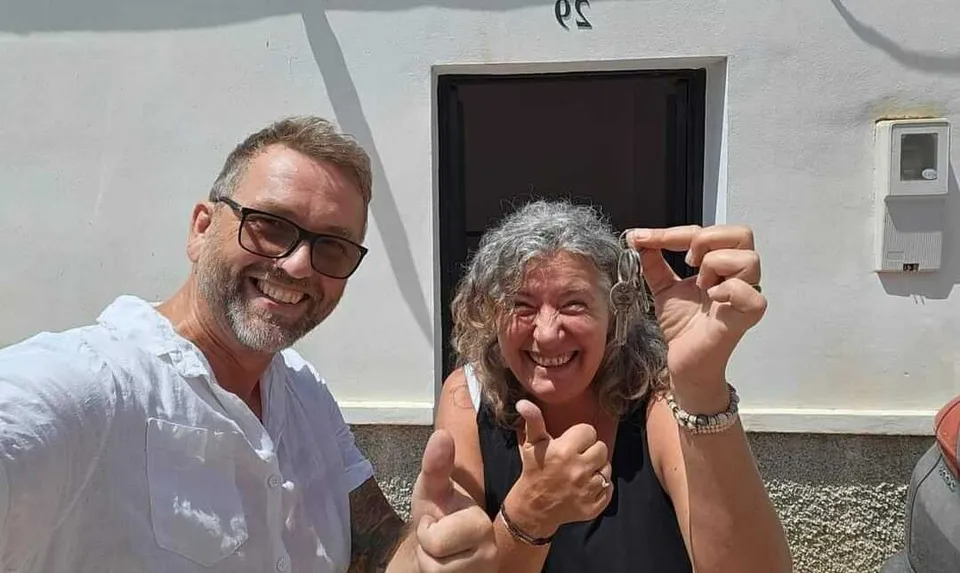 Daniel met Suzanne, een kopende klant, voor haar nieuwe huis