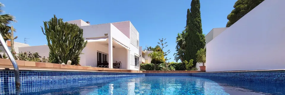 Witte villa met zwembad in Motril, een van de woningen die Roffa verkocht