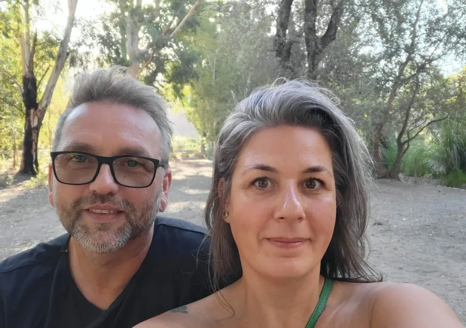 Paula en Daniel, de oprichters van Roffa, samen op een pad tussen de bomen