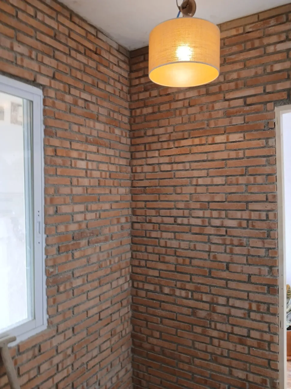 Bakstenen muur, nieuwe kozijnen