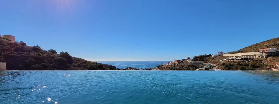 Infinity pool met uitzicht op zee in Torrox